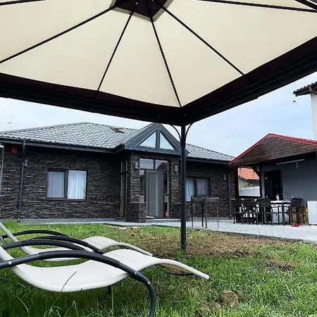 Black Sea House * فاما فيكي